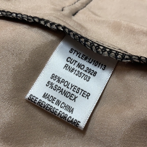 Black Lace Blazer with Sheer Floral Pattern and Cropped Design - Picture 10 of 14